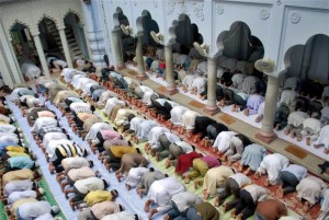 muslims-offering-namaz-at110909094628